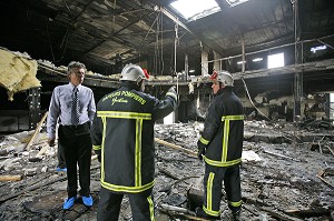 DES OFFICIERS SAPEURS POMPIERS TRAVAILLENT DIRECTEMENT AU SERVICE DES ENQUETEURS DE POLICE EN APPORTANT LEUR EXPERIENCE ET LEUR SAVOIR FAIRE TECHNIQUE 