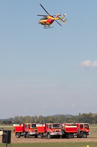 SURVOLE D'UN GROUPE FEU DE FORET PAR UN HELICOPTERE EC145 DE LA SECURITE CIVILE, 121 EME CONGRES NATIONAL DES SAPEURS POMPIERS DE FRANCE, AVIGNON, VAUCLUSE (84) 