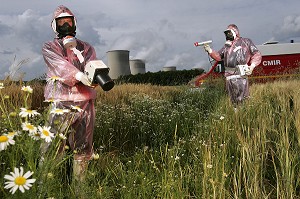 SAPEUR-POMPIER DE L'EQUIPE DE LA CELLULE MOBILE D'INTERVENTION RADIOACTIVE) (CMIR), DETECTION DE RADIOACTIVITE A L'AIDE D'UN COMPTEUR GEIGERE ET D'UNE BABYLINE, CENTRALE DE CATTENOM, MOSELLE (57) 