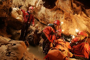 SAPEURS-POMPIERS EN INTERVENTION SUR UN SAUVETAGE SPELEOLOGIQUE, SECOURS EN MILIEU SOUTERRAIN AVEC LES SAPEURS-POMPIERS DES PYRENEES-ATLANTIQUES (64), FRANCE 