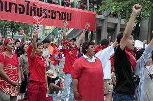 DEPUIS PLUSIEURS SEMAINES LES CHEMISES ROUGES BLOQUENT SILOM, LE QUARTIER DES AFFAIRES ET GRANDES ENSEIGNES DE BANGKOK, LA PRESSION MONTE SOUS LA MENACE D'UNE EVACUATION DE L'ARMEE, SLOGAN - WE JUST WANT DEMOCRACY, WELCOME TO THAILAND - , BANGKOK, THAILANDE 