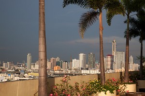 PANORAMA SUR LES GRATTE-CIELS DE LA VILLE DEPUIS UNE TERRASSE DU PRINCE HOTEL, BANGKOK, THAILANDE 
