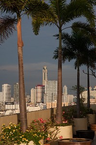 PANORAMA SUR LES GRATTE-CIELS DE LA VILLE DEPUIS UNE TERRASSE DU PRINCE HOTEL, BANGKOK, THAILANDE 