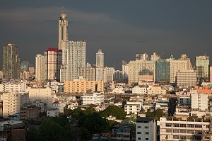 PANORAMA SUR LES GRATTE-CIELS DU QUARTIER D'AFFAIRES DE LA VILLE DEPUIS UNE TERRASSE DU PRINCE HOTEL, BANGKOK, THAILANDE 