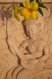 MUSICIENNES THAILANDAISE, SCULPTURE DECORANT UN BALCON DU PRINCE HOTEL, ET FLEUR D'ALLAMANDA, VILLE DE BANGKOK, THAILANDE 