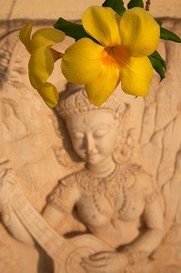 MUSICIENNES THAILANDAISE, SCULPTURE DECORANT UN BALCON DU PRINCE HOTEL, ET FLEUR D'ALLAMANDA, VILLE DE BANGKOK, THAILANDE 