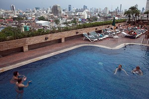 PISCINE DU PRINCE HOTEL INSTALLEE SUR LE TOIT TERRASSE, OFFRANT AUX TOURISTES UN PANORAMA SUR LES GRATTES-CIELS DE LA VILLE DE BANGKOK, THAILANDE 