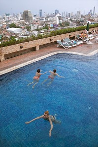 PISCINE DU PRINCE HOTEL INSTALLEE SUR LE TOIT TERRASSE, OFFRANT AUX TOURISTES UN PANORAMA SUR LES GRATTES-CIELS DE LA VILLE DE BANGKOK, THAILANDE 