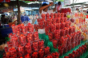 ETAL DE SALADES DE FRUITS FRAIS, MARCHE DU WEEK-END CHATUCHAK, PLUS GRAND MARCHE D'ASIE ETENDU SUR 18 HECTARES, BANGKOK, THAILANDE 