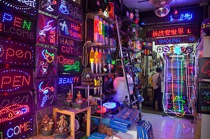 MAGASIN D'ENSEIGNE ET DE DECORATIONS LUMINEUSES, MARCHE DU WEEK-END CHATUCHAK, PLUS GRAND MARCHE D'ASIE ETENDU SUR 18 HECTARES, BANGKOK, THAILANDE 