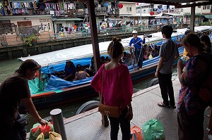 BATEAUX TAXIS, TAXI BOATS OU AUTOBUS DU FLEUVE, SUR UN CANAL RELIE AU FLEUVE CHAO PHRAYA, TRANSPORT EN COMMUN DE LA VILLE DE BANGKOK, THAILANDE 
