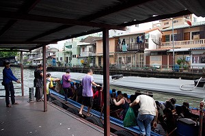 BATEAUX TAXIS, TAXI BOATS OU AUTOBUS DU FLEUVE, SUR UN CANAL RELIE AU FLEUVE CHAO PHRAYA, TRANSPORT EN COMMUN DE LA VILLE DE BANGKOK, THAILANDE 