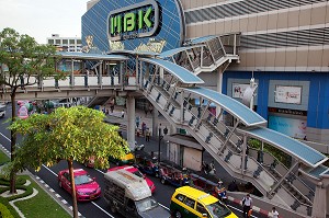 EMBOUILLAGE DEVANT LE MBK CENTER, UN DES PLUS GRANDS CENTRES COMMERCIAUX DE LA VILLE, BANGKOK, THAILANDE 
