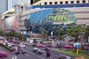 TRAFIC URBAIN DEVANT LE MBK CENTER, UN DES PLUS GRANDS CENTRES COMMERCIAUX DE LA VILLE, BANGKOK, THAILANDE 