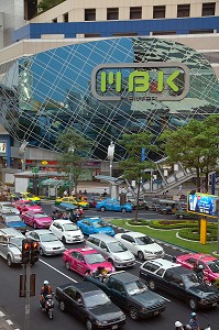 EMBOUILLAGE DEVANT LE MBK CENTER, UN DES PLUS GRANDS CENTRES COMMERCIAUX DE LA VILLE, BANGKOK, THAILANDE 