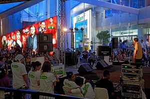 CONCOURS DE KARAOKE GEANT DANS LE CENTRE COMMERCIAL MBK, BANGKOK, THAILANDE 
