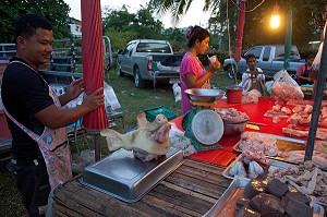TETE DE COCHON A L'ETAL DU BOUCHER, MARCHE DE NUIT A BANG SAPHAN, THAILANDE 