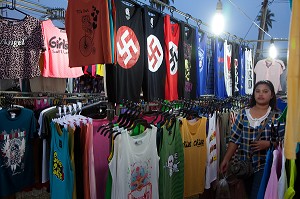 STAND DE TEE-SHIRTS DECORES AVEC DES CROIX GAMMEES, MARCHE DE NUIT A BANG SAPHAN, THAILANDE 