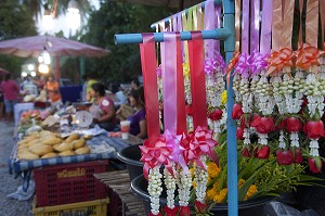 GRIGRI PORTE-BONHEURS COMPOSE DE FLEURS FRAICHES (ROSES ET JASMINS), MARCHE DE NUIT A BANG SAPHAN, THAILANDE 