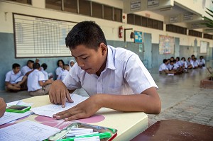 PORTRAIT DE EARTH A SON ECOLE PRIMAIRE PENDANT UN CONTROLE DE LECTURE, FILS DE PECHEUR, ENFANT DE LA TERRE, BAN SAPHAN, THAILANDE, SERIE ENFANT DU MONDE 