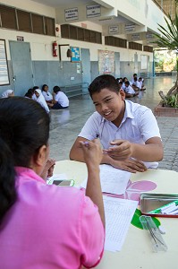 PORTRAIT DE EARTH A SON ECOLE PRIMAIRE PENDANT UN CONTROLE DE LECTURE, FILS DE PECHEUR, ENFANT DE LA TERRE, BAN SAPHAN, THAILANDE, SERIE ENFANT DU MONDE 