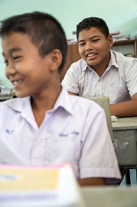 EARTH EN CLASSE A SON ECOLE PRIMAIRE, FILS DE PECHEUR, ENFANT DE LA TERRE, BAN SAPHAN, THAILANDE, SERIE ENFANT DU MONDE 