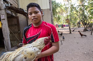 EARTH DEVANT SA MAISON AVEC LES POULES, FILS DE PECHEUR, ENFANT DE LA TERRE, BAN SAPHAN, THAILANDE, SERIE ENFANT DU MONDE 