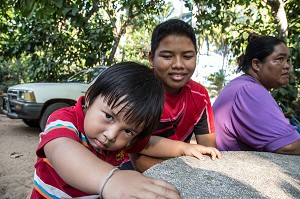 EARTH A LA MAISON AVEC SA FAMILLE, FILS DE PECHEUR, ENFANT DE LA TERRE, BAN SAPHAN, THAILANDE, SERIE ENFANT DU MONDE 