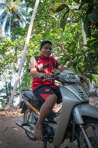 EARTH SUR LE SCOOTER QU'IL CONDUIT DEPUIS L'AGE DE 9 ANS, FILS DE PECHEUR, ENFANT DE LA TERRE, BAN SAPHAN, THAILANDE, SERIE ENFANT DU MONDE 