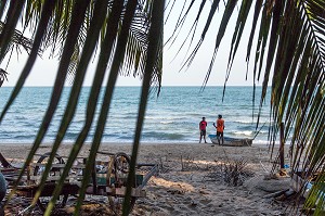 EARTH AVEC SON PERE AU BORD DE LA MER AVEC LE BATEAU DE PECHE, FILS DE PECHEUR, ENFANT DE LA TERRE, BAN SAPHAN, THAILANDE, SERIE ENFANT DU MONDE 