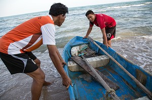 EARTH AVEC SON PERE AU BORD DE LA MER AVEC LE BATEAU DE PECHE, FILS DE PECHEUR, ENFANT DE LA TERRE, BAN SAPHAN, THAILANDE, SERIE ENFANT DU MONDE 