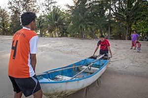 EARTH AVEC SON PERE AU BORD DE LA MER, REMONTEE DU BATEAU DE PECHE, FILS DE PECHEUR, ENFANT DE LA TERRE, BAN SAPHAN, THAILANDE, SERIE ENFANT DU MONDE 