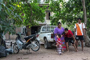 EARTH A LA MAISON AVEC SA FAMILLE DEVANT LA MAISON, FILS DE PECHEUR, ENFANT DE LA TERRE, BAN SAPHAN, THAILANDE, SERIE ENFANT DU MONDE 