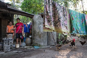 EARTH A LA CUISINE AVEC SA GRAND-MERE, FILS DE PECHEUR, ENFANT DE LA TERRE, BAN SAPHAN, THAILANDE, SERIE ENFANT DU MONDE 