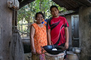 EARTH A LA CUISINE AVEC SA GRAND-MERE, FILS DE PECHEUR, ENFANT DE LA TERRE, BAN SAPHAN, THAILANDE, SERIE ENFANT DU MONDE 