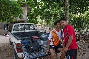 EARTH, CALIN ET COMPLICITE AVEC SON PERE, FILS DE PECHEUR, ENFANT DE LA TERRE, BAN SAPHAN, THAILANDE, SERIE ENFANT DU MONDE 