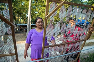 EARTH AU TRAVAIL AVEC SA MERE, SECHAGE DES CALAMARS, FILS DE PECHEUR, ENFANT DE LA TERRE, BAN SAPHAN, THAILANDE, SERIE ENFANT DU MONDE 