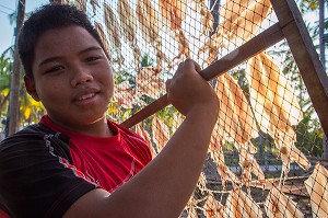 EARTH AU TRAVAIL, TRI ET SECHAGE DES CALAMARS, FILS DE PECHEUR, ENFANT DE LA TERRE, BAN SAPHAN, THAILANDE, SERIE ENFANT DU MONDE 