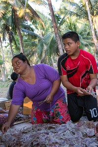 EARTH AU TRAVAIL AVEC SA MERE AU TRI DES CALAMARS SECHES, FILS DE PECHEUR, ENFANT DE LA TERRE, BAN SAPHAN, THAILANDE, SERIE ENFANT DU MONDE 