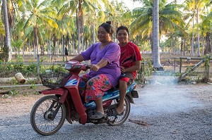 EARTH AVEC SA MERE SUR LE SCOOTER, FILS DE PECHEUR, ENFANT DE LA TERRE, BAN SAPHAN, THAILANDE, SERIE ENFANT DU MONDE 