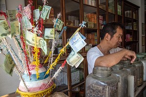 BILLETS DONNES PAR LES FIDELES POUR LES MOINES BOUDDHISTES, PHARMACIE CHINOISE, BANG SAPHAN, THAILANDE, ASIE 