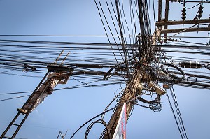 EMPLOYE AU TRAVAIL DANS L'ENCHEVETREMENT DE FILS ELECTRIQUES ET TELEPHONIQUES TYPIQUES DU RESEAU THAILANDAIS, BANG SAPHAN, THAILANDE, ASIE 