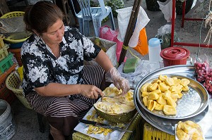 FEMME PREPARANT LES DURIANS, FRUITS TROPICAUX A L'ODEUR TRES PUISSANTE, MARCHE DE BAN SAPHAN, THAILANDE, ASIE 