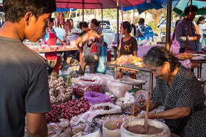 COMMERCANTE SUR SON STAND D'EPICES ET PIMENTS, MARCHE DE NUIT, BANG SAPHAN, THAILANDE, ASIE 