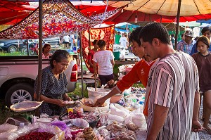 COMMERCANTE SUR SON STAND D'EPICES ET PIMENTS, MARCHE DE NUIT, BANG SAPHAN, THAILANDE, ASIE 