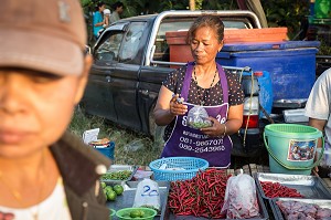 ETALAGE DE PIMENTS ROUGES, MARCHE DE NUIT, BANG SAPHAN, THAILANDE, ASIE 