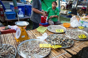 VENTE DE CREVETTES D'ELEVAGE DE DIFFERENTES TAILLES, MARCHE DE NUIT, BANG SAPHAN, THAILANDE, ASIE 