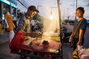 MARCHAND DE SAUCISSES QUI EVACUE LA FUMEE AVEC UN VENTILATEUR POSE SUR L'ETALAGE, MARCHE DE NUIT, BANG SAPHAN, THAILANDE, ASIE 