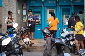 LES SCOOTERS DEVANT LA BANQUE ET LES DISTRIBUTEURS AUTOMATIQUES DE BILLETS, LIEU DE RENCONTRE ET DE CONVIVIALITE (ATM KRUNGTHAI BANK), BANG SAPHAN, THAILANDE, ASIE 