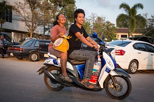LES SCOOTERS, MOYEN DE TRANSPORT LE PLUS UTILISE SEUL OU A PLUSIEURS, BANG SAPHAN, THAILANDE, ASIE 